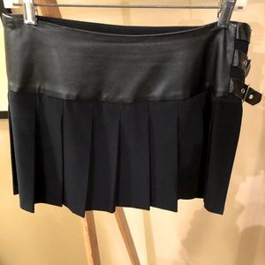 Mini skirt. Wool/leather. Size 4. Excellent condition.